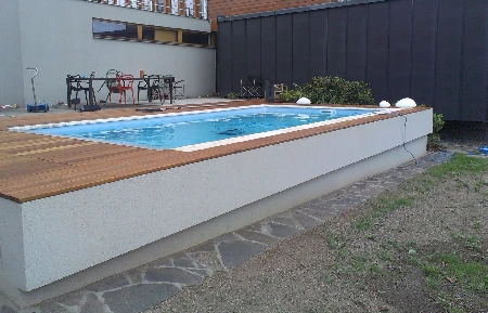 Částečně zapuštěný bazén pohled z boku